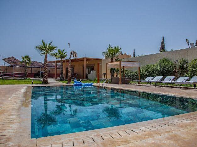 Grande piscine d'une villa à Marrakech avec vue dégagée