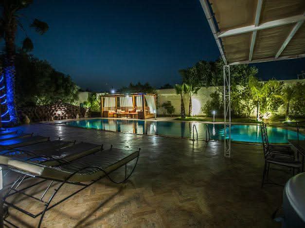 Villa de luxe à Marrakech avec piscine éclairée la nuit